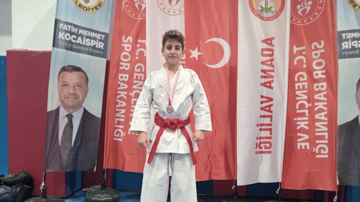 7B Sınıfı Öğrencimiz Mahmut Eroğlu Okullar Arası Karate Müsabakalarında  Kata da 2.   Kumitede 3. oldu.