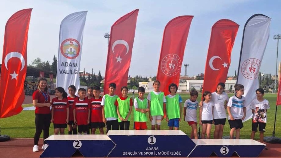 Adana İl Gençlik Spro Müdürlüğünce Düzenlenen Atletizm Yarışmasında Öğrencimiz Zeliha Bakıt' ın yer aldığı takım 1. Oldu